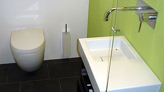 Sanitärinstallation in modernem Badezimmer
